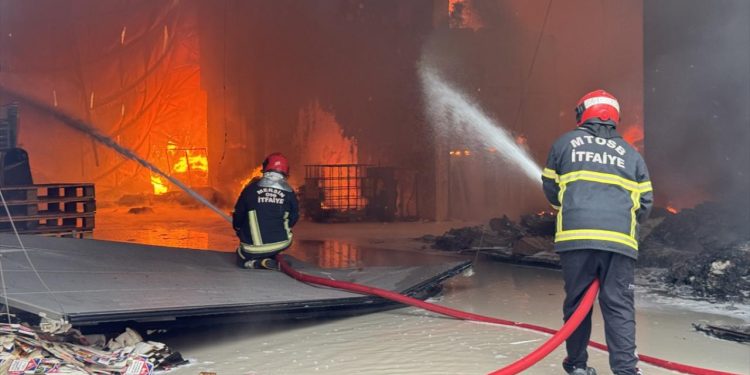 Mersin’de fabrika yangını