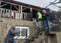 Benzinle soba yakmak isterken evi yaktı