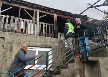 Benzinle soba yakmak isterken evi yaktı