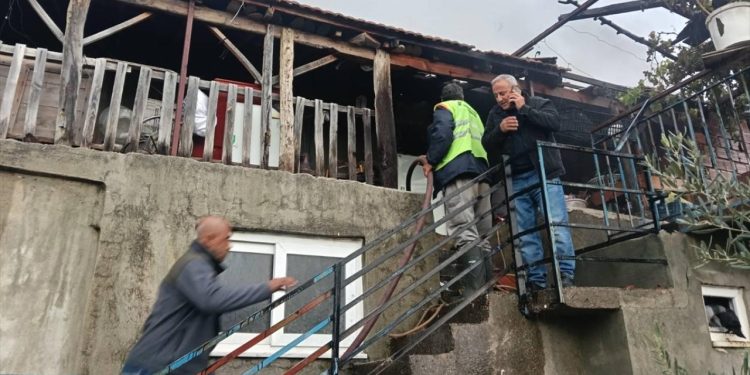 Benzinle soba yakmak isterken evi yaktı