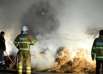 Çanakkale’de seyir halindeki saman yüklü tır yandı