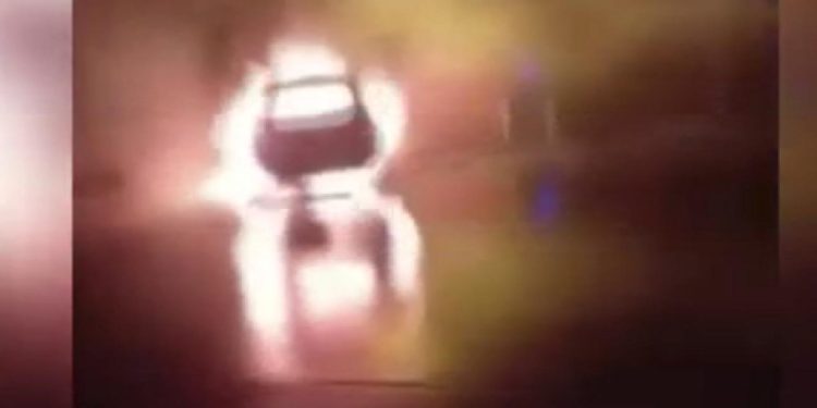 Elektrikli araç şarjdayken alev aldı