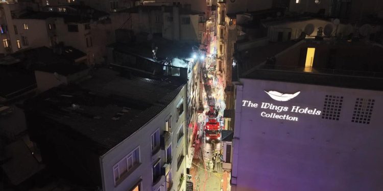 Beyoğlu’nda 6 katlı apartmanda yangın