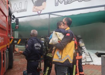 Mersin’de halı ve mobilya mağazasında yangın: 80 kişi tahliye edildi