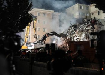 İstanbul’da 7 katlı bina kısmen çöktü: 3 kişi aranıyor