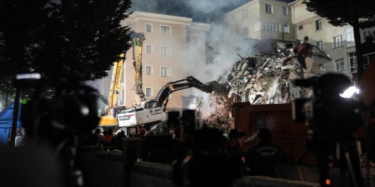 İstanbul’da 7 katlı bina kısmen çöktü: 3 kişi aranıyor