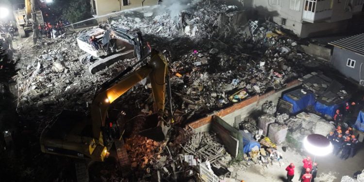 İstanbul’da 7 katlı bina kısmen çöktü: 1 kişi aranıyor