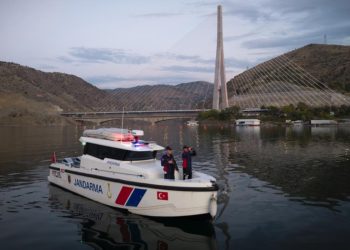Jandarmanın “yüzen karakolu” 7/24 görev başında