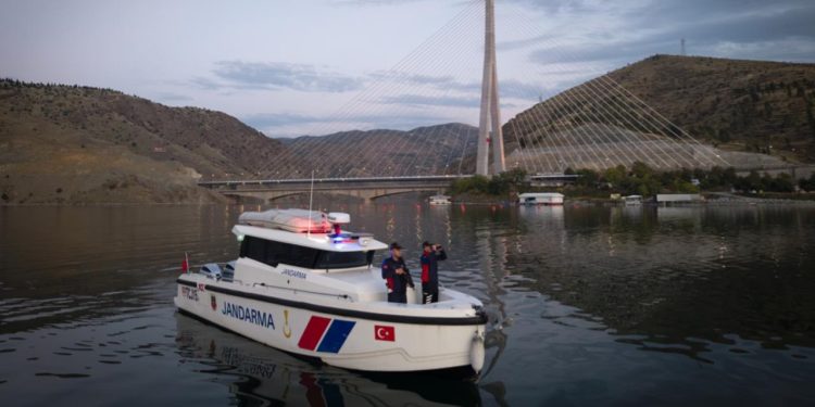 Jandarmanın “yüzen karakolu” 7/24 görev başında