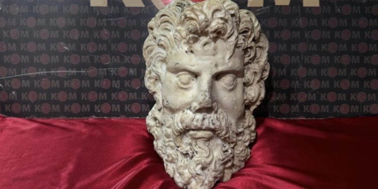 2 bin yıllık Zeus heykel başı ele geçirildi