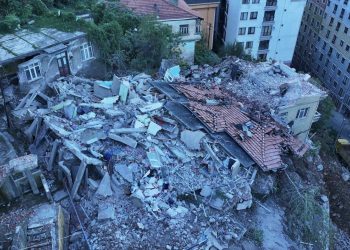 Zonguldak’ta çöken binanın çevresindeki 7 bina tahliye edildi