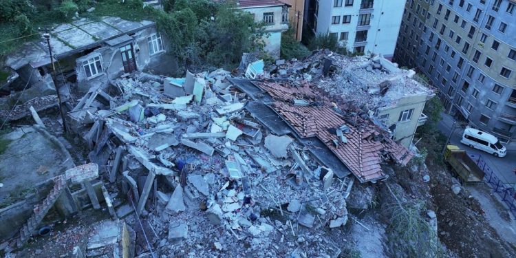 Zonguldak’ta çöken binanın çevresindeki 7 bina tahliye edildi