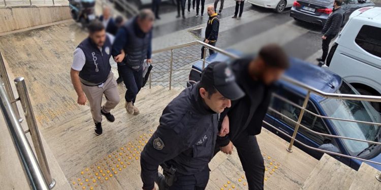 Zonguldak’ta çöken binayla ilgili 3 şüpheli tutuklandı