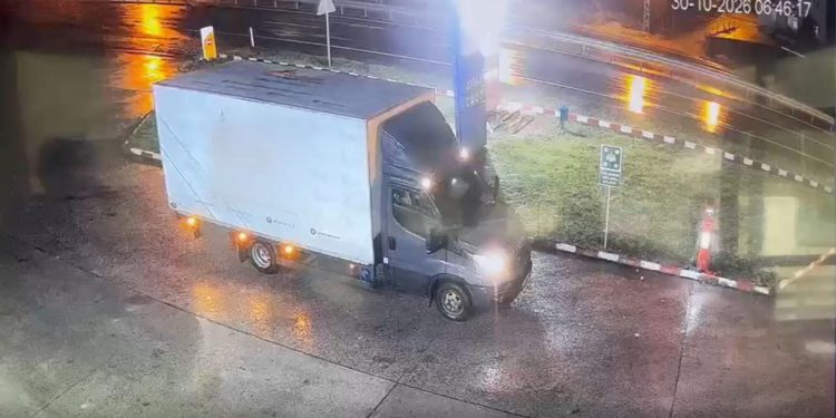 Zonguldak’ta el freni çekilmeyen kamyonet devrildi: O anlar kamerada